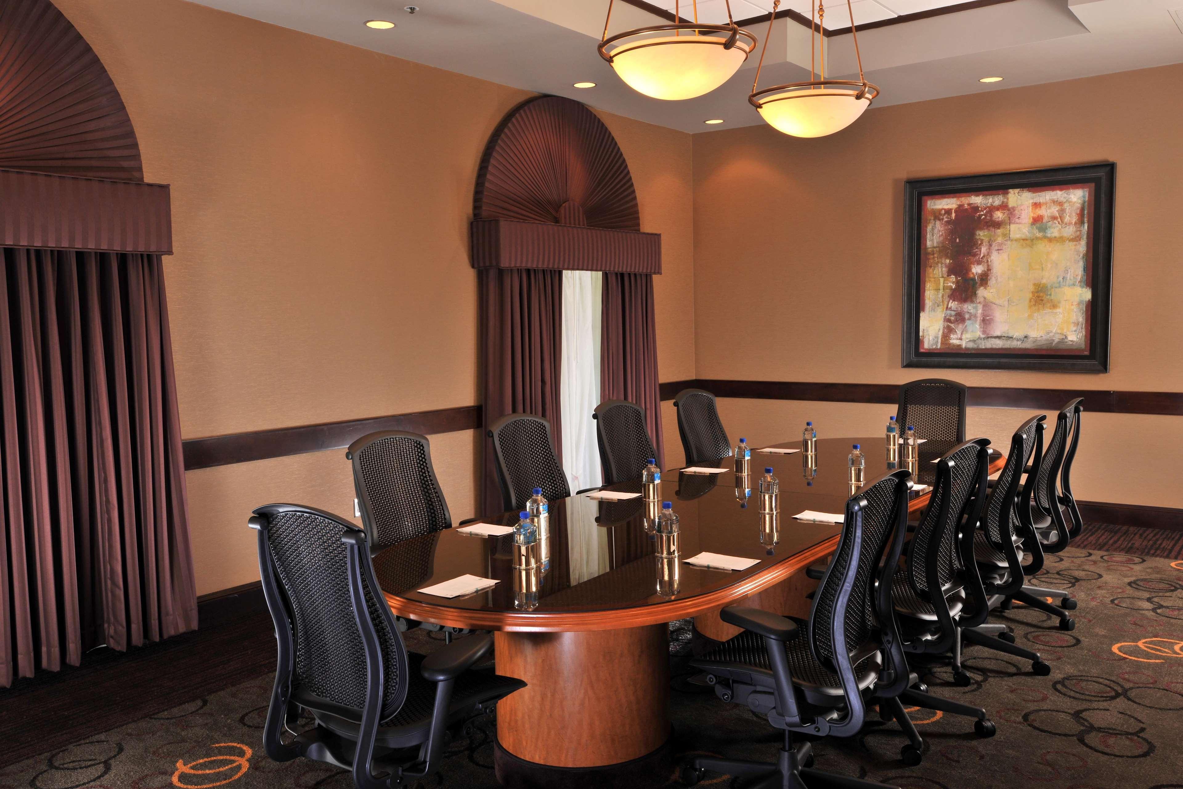 Embassy Suites Des Moines Downtown Afaceri foto